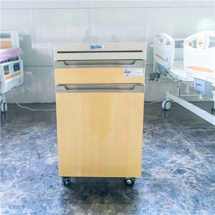 Mesa de cabeceira de hospital com gavetas